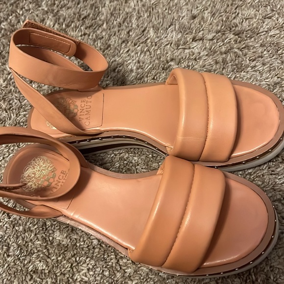 Vince Camuto Sandals 🩷 - Picture 3 of 9